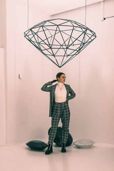 女人站在黑色金属金刚石框架
